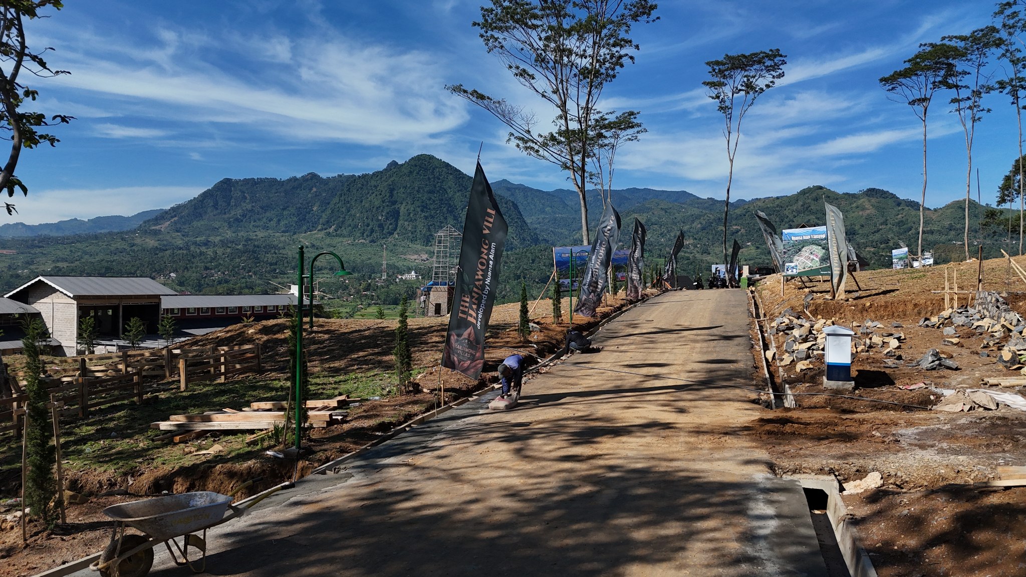 Pemandangan Sawah dan Perbukitan Hijau